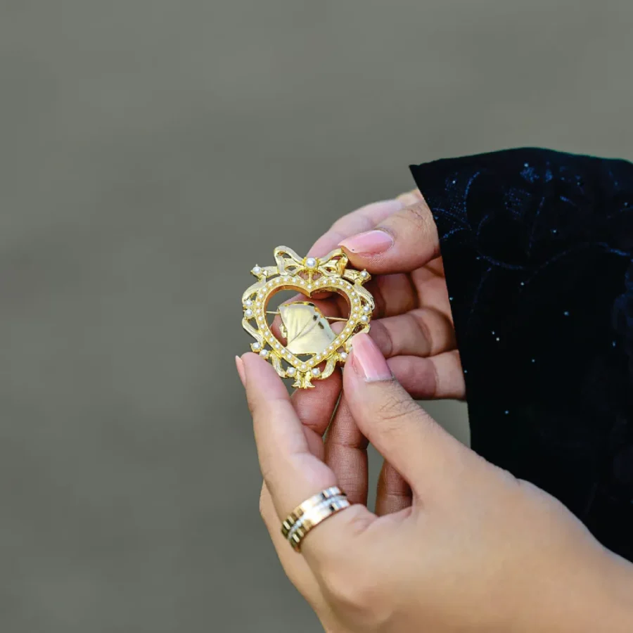 دبوس الشيخة فاطمة بنت مبارك